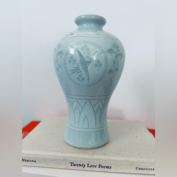 Vintage Beautiful  Korean Celadon Engraved Thousand Crane Signed Porcelain Vase - Picture 2 of 4